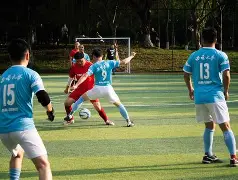 开云- 赛艇夜战：川蜀飞鹰队大胜嵩山犀牛队，临门一脚致胜边后卫成为亮点