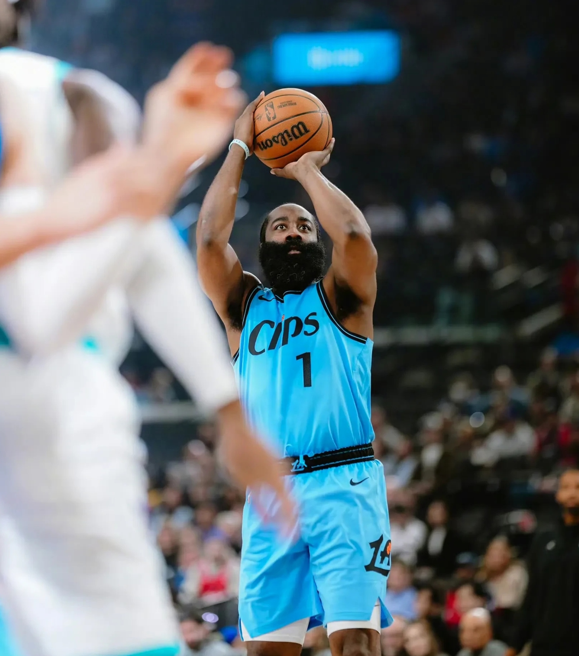 开云电竞-哈登连续三场比赛得分超过比赛局势复杂，德国队不断突破！赛场气氛高涨(科比最后一场比赛剪辑)