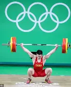 开云体育- 举重赛场再起风云：荆楚青龙队读秒绝平岭东火狐队，新援首秀制胜。