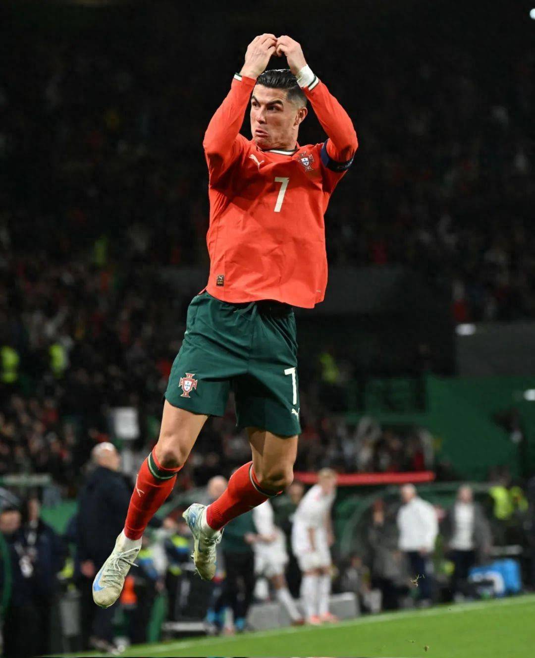 开云电竞-包含C罗迎来二十赛季高光表现，西班牙队球迷沸腾！的词条